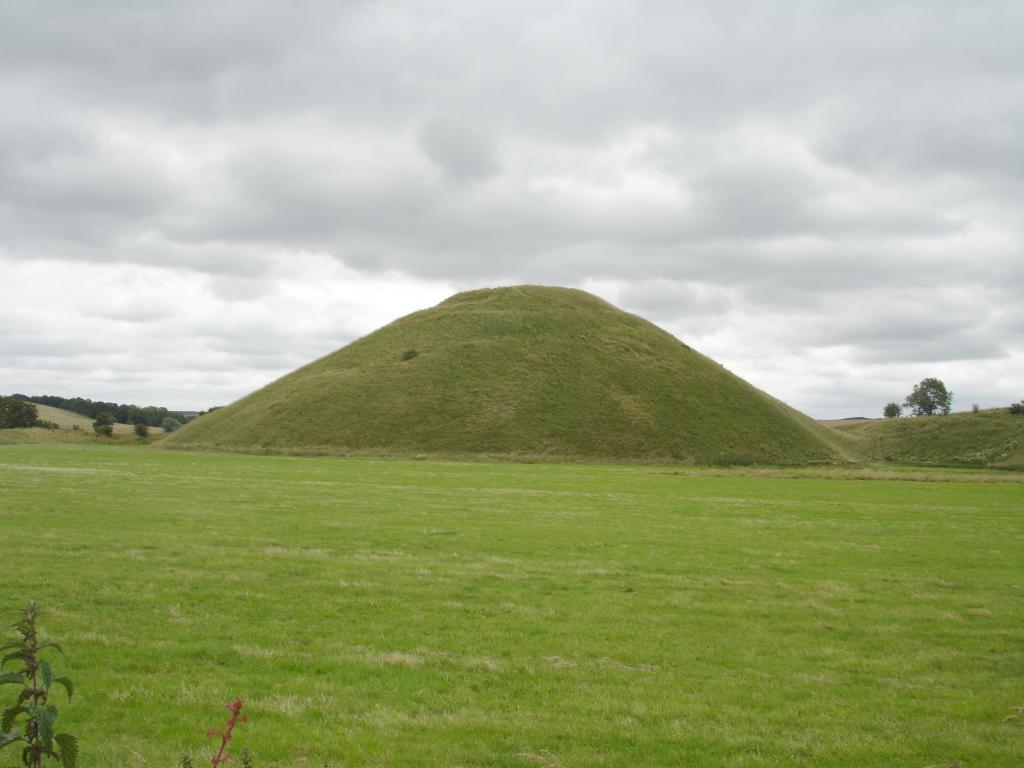 Silbury Hill from the northwest. 1024x768 .